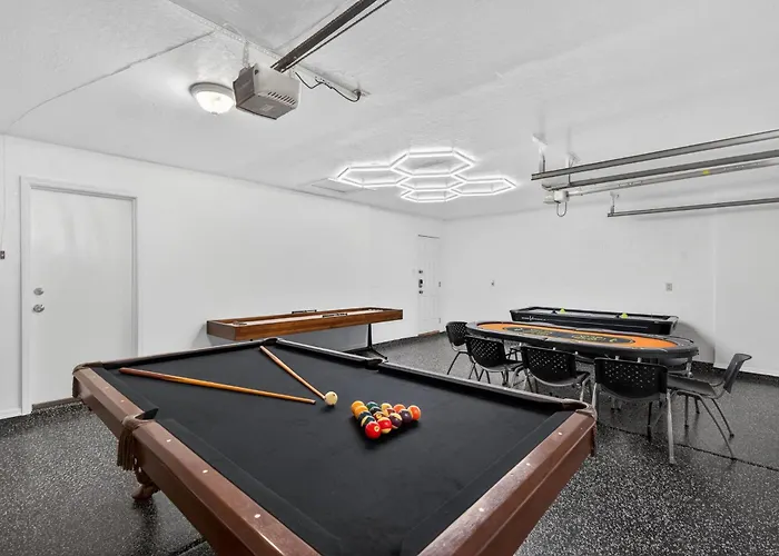 Holiday home Oasis With Pool And Theater-style Media *